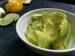 Bơ nghiền nhuyễn. Trộn chung với yogurt (sữa chua).
