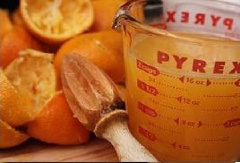 Cam cắt đôi rồi ép lấy nước cốt. Gừng bỏ vỏ rồi cắt lát nè.