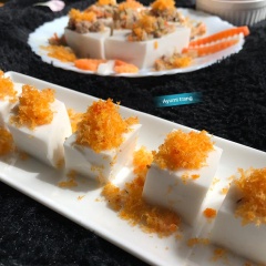 Cho bánh ra đĩa, thêm phần nhân, tôm khô lên. Bánh mềm, mịn ăn rất mềm. Chan kèm nước mắm lên thì ngon không tả.