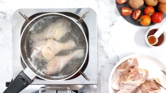 Đùi gà mua về rửa sạch, đun sôi nước với 1/2 muỗng canh muối, cho gà vào chần sơ khoảng 5 phút. Sau đó vớt ra rửa sạch và để ráo hoặc dùng giấy thấm khô gà.