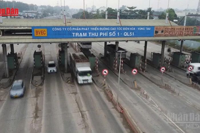 Video] Thống nhất tháo dỡ 2 trạm thu phí bỏ hoang trên Quốc lộ 51 - Báo Nhân Dân