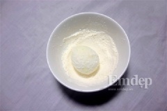 Cho bột mì vào bát, nhúng từng quả trứng gà qua nước sạch, sau đó lăn trứng qua bột mì.