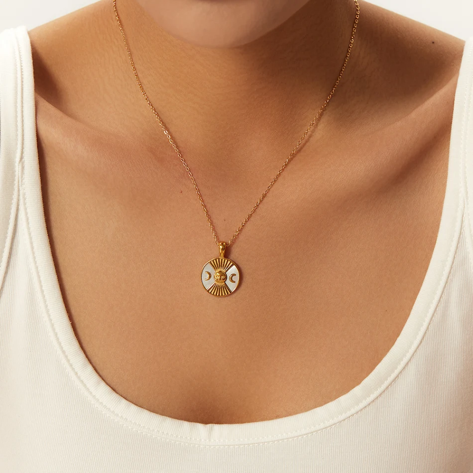 Collier rond en acier inoxydable pour femme, élégant et tendance. Un bijou de mode pour toutes les occasions. Durable, parfait pour un look chic.