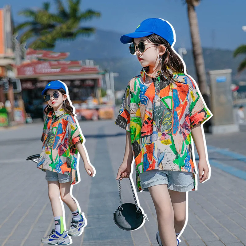 Kinder T-shirts in Western stijl met geometrische graffiti, voor grotere kinderen. Comfortabel en trendy voor spelen en ontdekken.