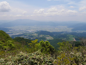 下山地点付近を望む（右の赤いのは牧場）