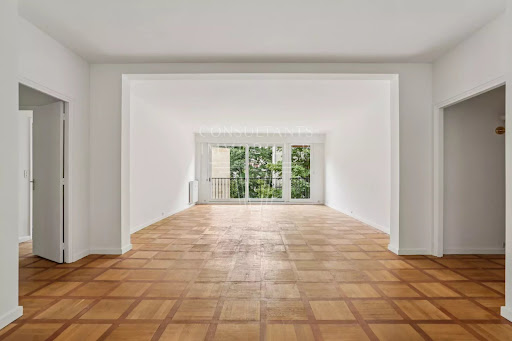 Prestige apartment / penthouse for sale in Paris 16ème (75016) - Spacious living room with parquet floor and balcony