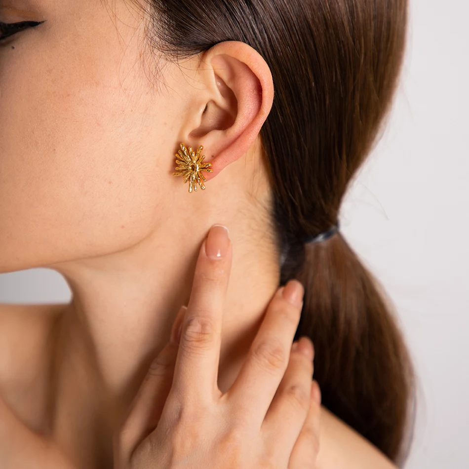 Radiale oorringen voor dames met temperament. Deze modieuze oorbellen voegen stijl en elegantie toe aan elke outfit, perfect voor een verfijnde look.