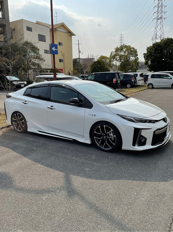 プリウスPHVのPHV GR スポーツ・かふんしょ—つらい…・どこかに行きたい！・ドライブに関するカスタム事例の投稿画像1枚目