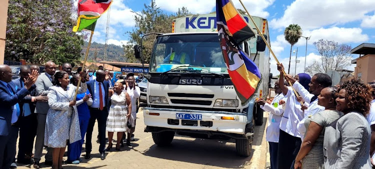 Machakos Governor Wavinya Ndeti (L) flagging off the distribution of Sh50 million drugs to county hospitals at Machakos Level 5 Hospital on Monday, September 19, 2022.