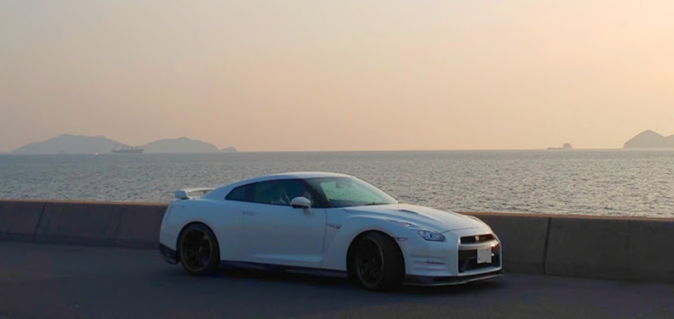 NISSAN GT-Rの人の目は気にしない(笑)・夕日と愛車・瀬戸内海・R35・師走突入に関するカスタム事例の投稿画像1枚目