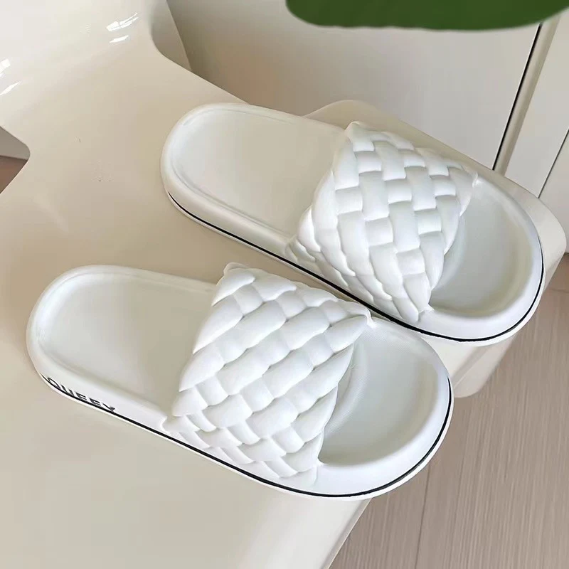 Kadınlar için kaydırmaz tabanlı, ev ve dış mekan kullanımına uygun, slip-on sandalet terlikler, konforlu ve pratik.