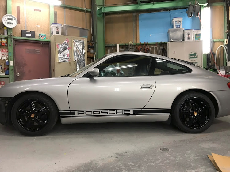 996カレラのタイヤ交換・サイドデカール・ホイール塗装に関するカスタム事例の投稿画像2枚目