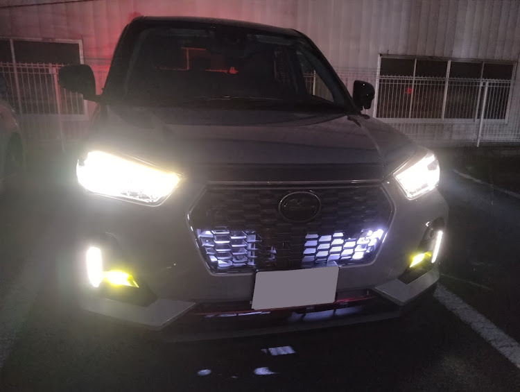 ロッキーのフロントグリル変更・車高・サイオン・ホワイトレタータイヤ・オフロードに関するカスタム事例の投稿画像1枚目