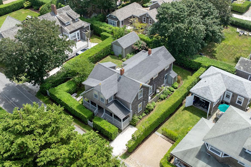 House purchase in Nantucket (United States) - House with green hedges and garden