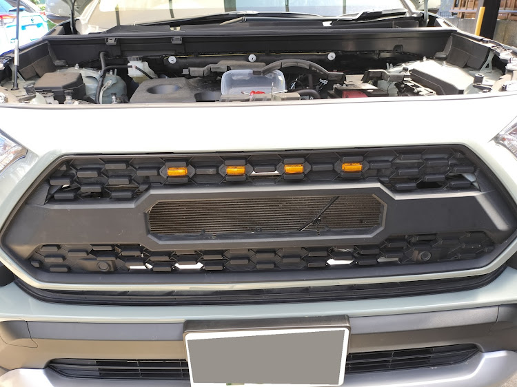 RAV4のjiayanブラケット・タコマ風グリル・エンブレム落下・遠くまでお疲れさん👍・コラボ写真に関するカスタム事例の投稿画像3枚目