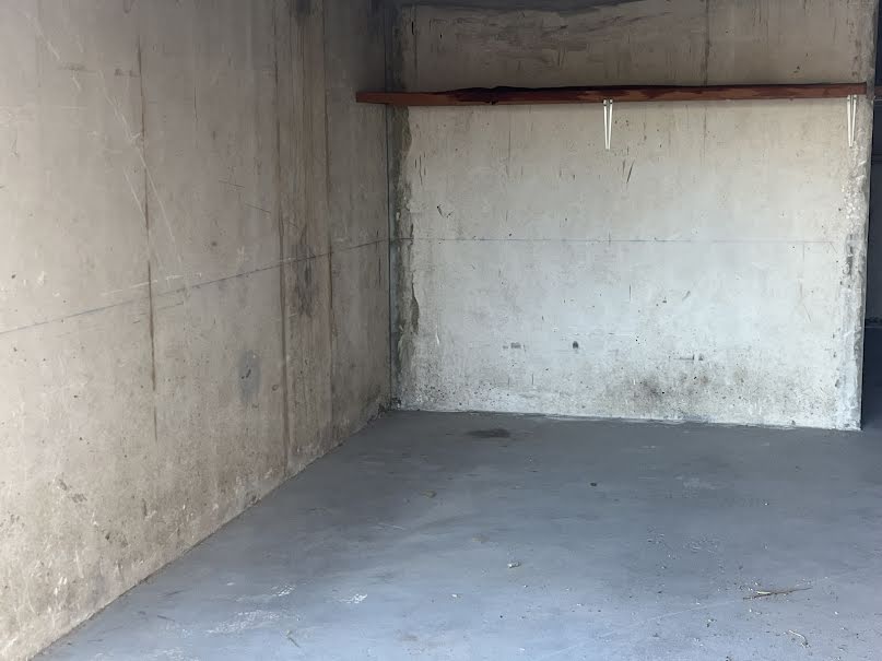 Location  parking  34 m² à Bormes-les-Mimosas (83230), 300 €