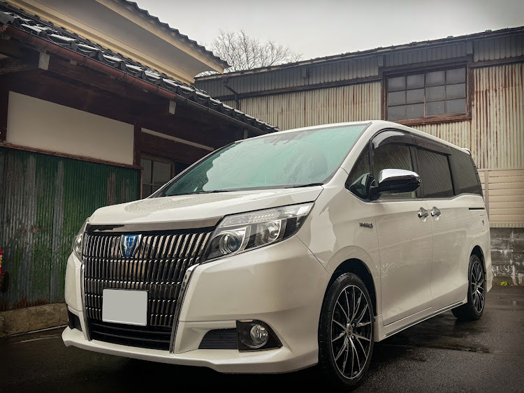 エスクァイアの18インチ投入！・待ちきれず寝る前交換・早朝雨降り洗車・SPASHAN・奥様チョイスホイールに関するカスタム事例の投稿画像1枚目