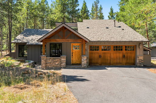 Buy this luxury property in Sunriver (United States) - Modern house with wooden garage doors