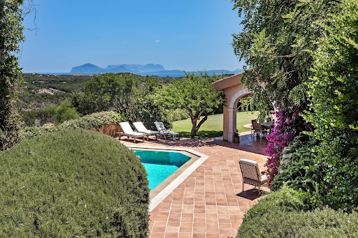 Villa avec piscine et terrasse 1
