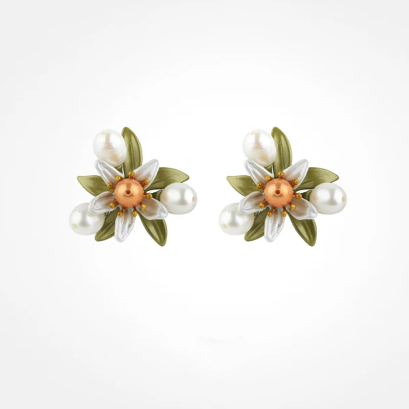 Brincos de pérola Flor de Laranjeira para mulheres, com toque sofisticado. Elegância atemporal que realça a sua beleza.