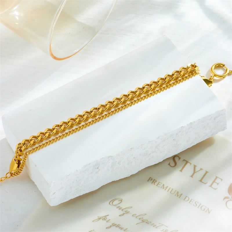Fashion Punk Vintage Dubbellaags Armband. Maak een statement met deze edgy armband, perfect om je unieke stijl te accentueren en een vleugje rebellie toe te voegen.