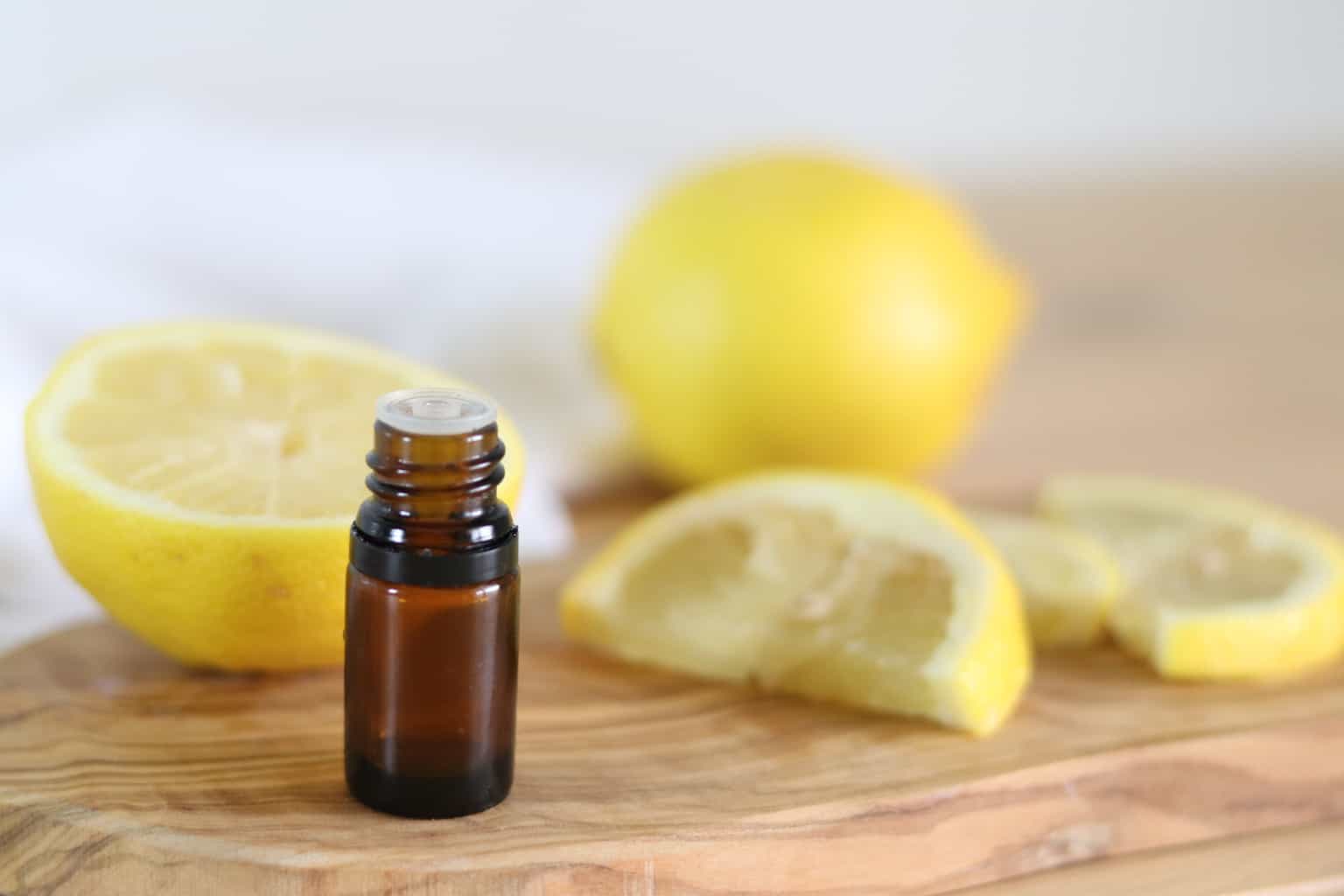 Замасливание лимоном. Эфирное масло лимона. Лимоны маслом. Lemon Essential Oil. Масло лимона DOTERRA.