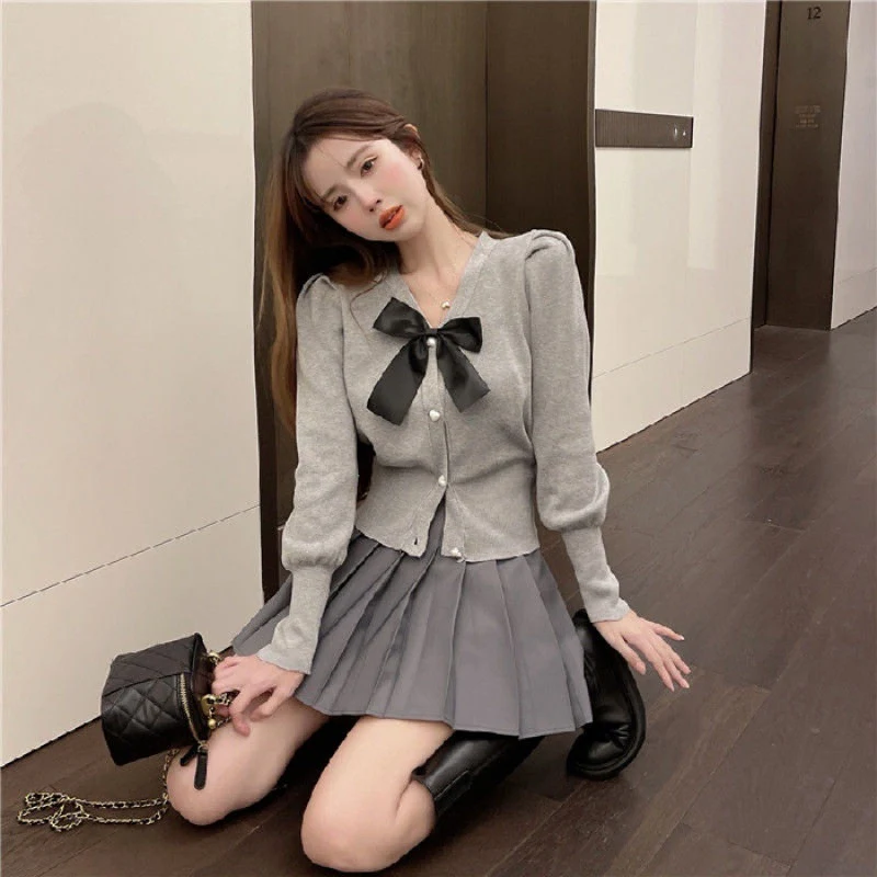 Camiseta y falda plisada a media pierna, un conjunto versátil y elegante. Perfecta para crear looks cómodos y con estilo, ideal para cualquier ocasión.