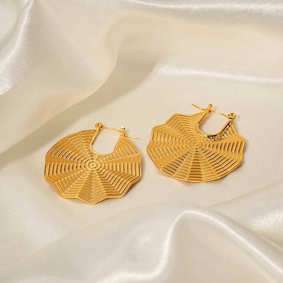 Boucles d'oreilles en dentelle en forme d'éventail en acier inoxydable 18K, élégantes et durables, parfaites pour toutes les occasions, sublimez votre beauté.