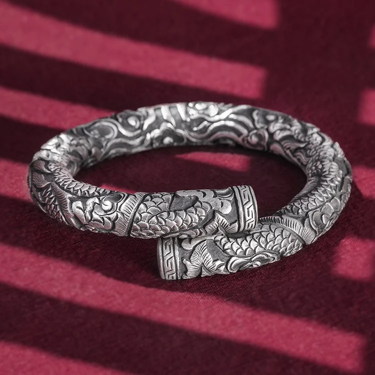 Pulsera de juego para hombre con cuentas dobles plateadas, elegante accesorio para el entretenimiento, disfruta jugando y luce moderno a la vez.