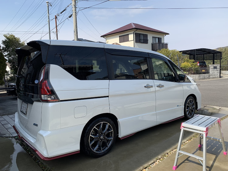 ロードスターのセレナC27・しゃがまずにホイール清掃できないかなぁに関するカスタム事例の投稿画像2枚目
