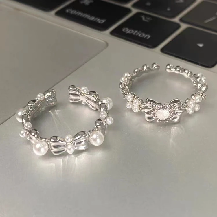 Bague design niche nœud français, un bijou doux et raffiné pour les femmes. Parfaite pour ajouter une touche d'élégance à votre look.