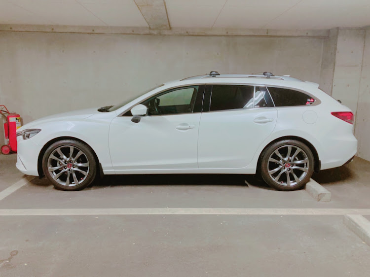 アテンザワゴンの100周年記念車専用ホイールセンターキャップ・夏タイヤ履き替え・純正ホイールが好き・12カ月点検・オイル&エレメント交換に関するカスタム事例の投稿画像2枚目