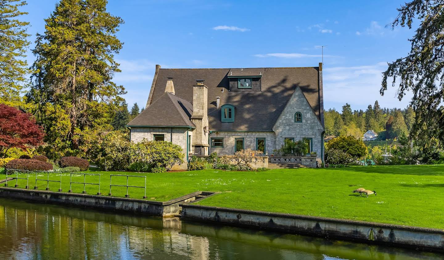 House with pool and garden Bainbridge Island