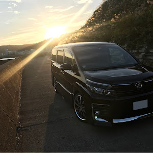 ヴォクシー ZRR85W