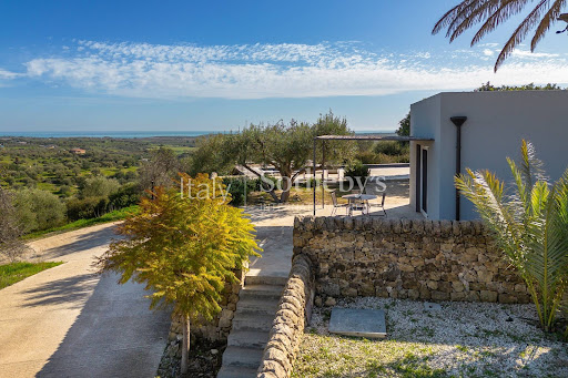 Villa avec piscine et terrasse 5