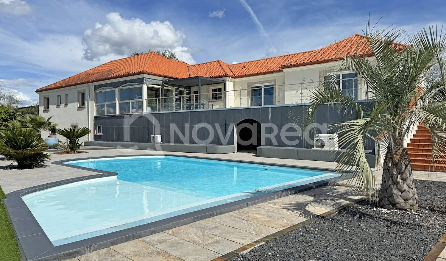 Villa with pool and terrace Pau