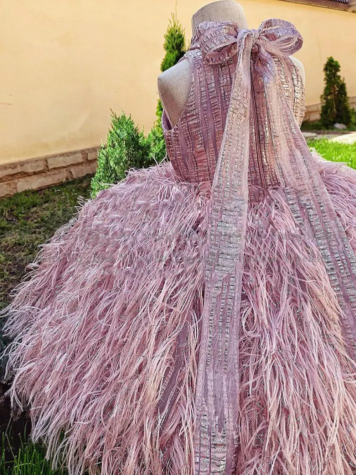 Robe à plumes de photographe pour examen de piano – Capturez l'élégance et le mouvement. Un souvenir inoubliable pour votre performance.