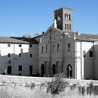 Cielo blu sulla città grigia di 