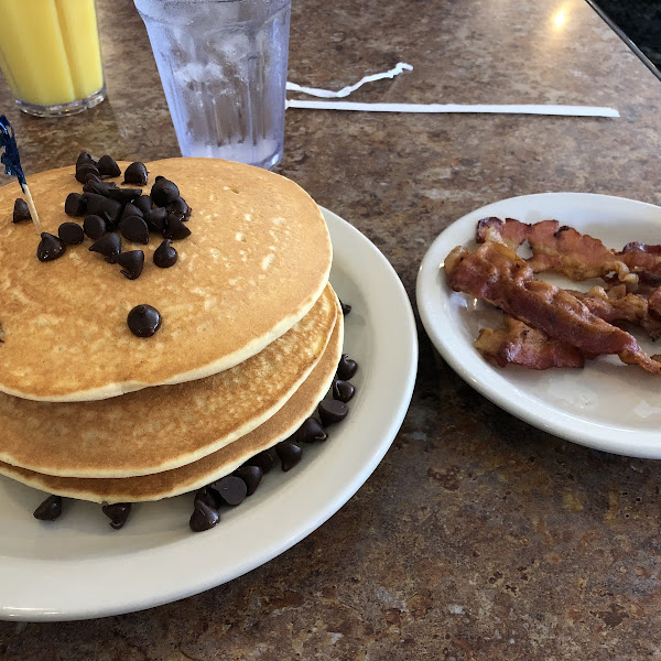 Chocolate chip pancakes and bacon