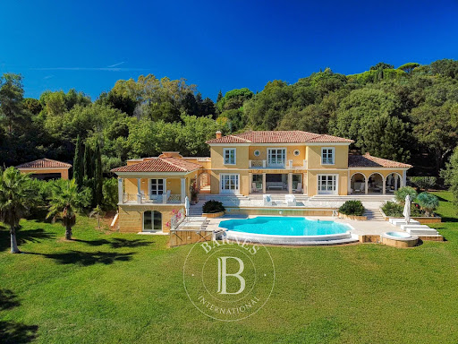 Villa avec piscine et jardin 1