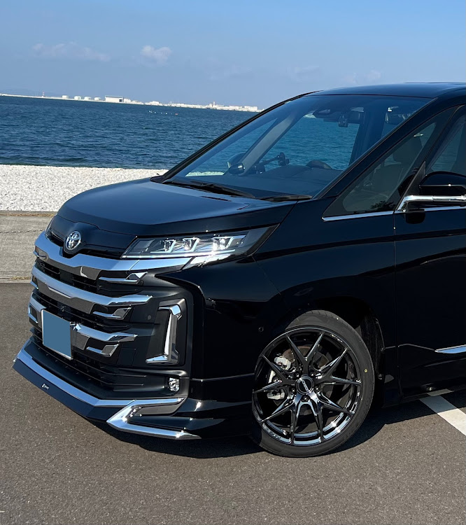 ノアのF-garage family・ホイールショット・RAYS VOLKRACING・お題に乗っかってみた・ベルサスvv21sに関するカスタム事例の投稿画像1枚目