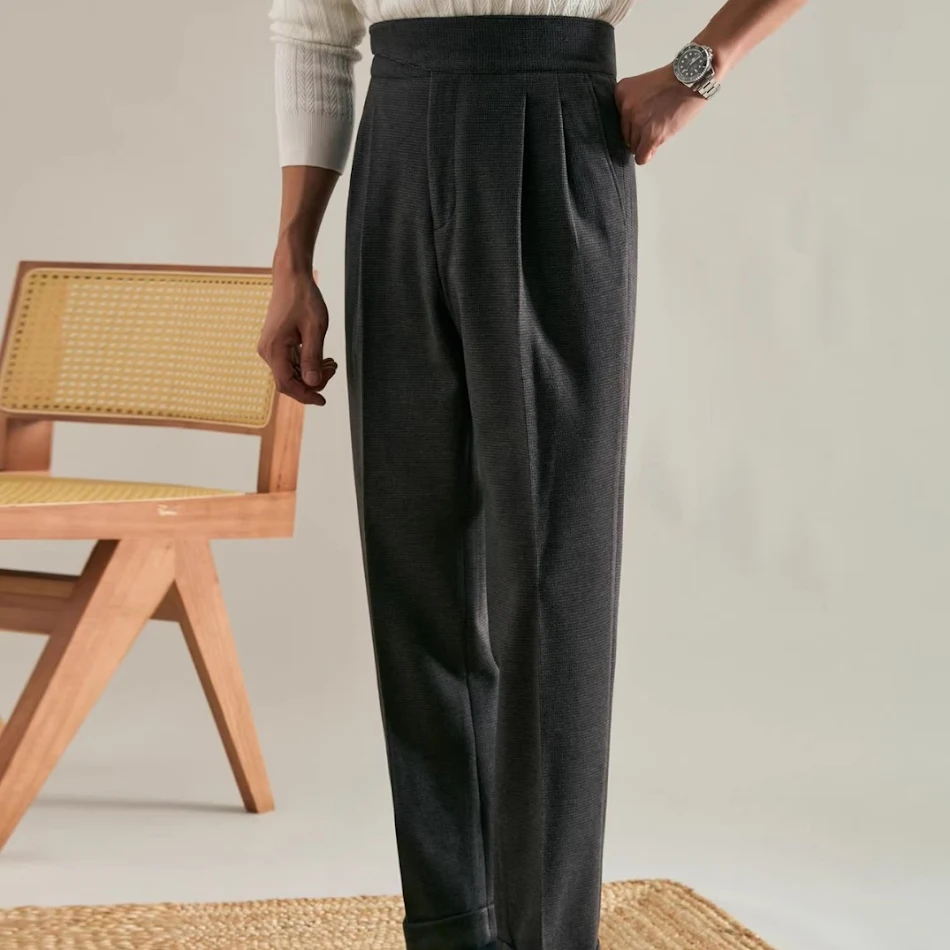 Pantaloni casual dritti e morbidi da uomo, senza bisogno di stiratura. Comodi e pratici, perfetti per un look rilassato e quotidiano.