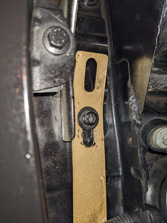 MiToのボンネットダンパー・エアクリ改改に関するカスタム事例の投稿画像4枚目