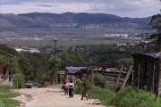 SORE POINT: A settlement near Knysna, whose residents are barred from using steps leading to the beach. Pic. Thembinkosi Dwayisa. © Sunday Times.