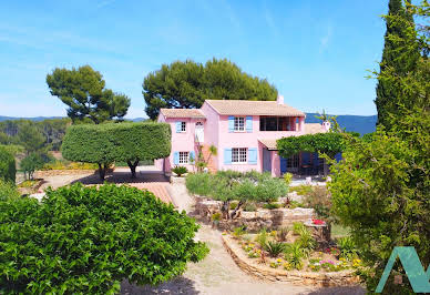 Maison avec piscine et terrasse 1