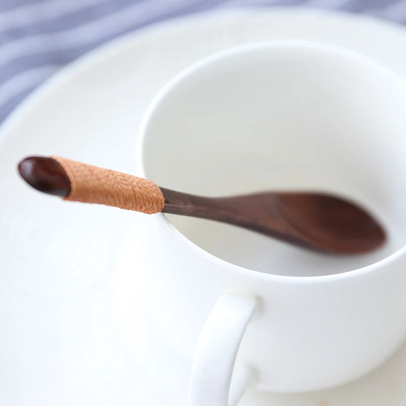 Colher de madeira para bebê, perfeita para alimentação infantil. Macia, segura e gentil com as gengivas. Natural e ecológica.