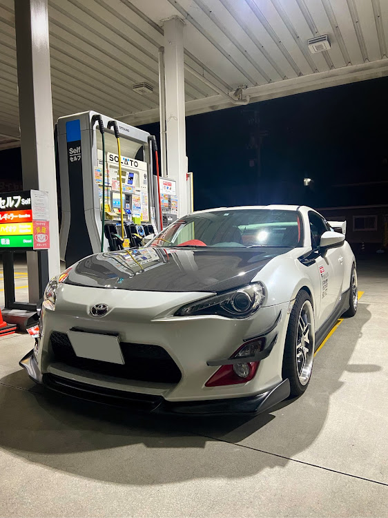 86の86 zn6・86/BRZ・洗車・ガソリンスタンドは盛れるに関するカスタム事例の投稿画像1枚目