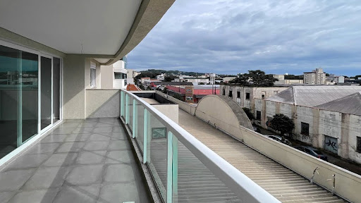 Apartamento no centro com 2 dormitórios e sacada ampla - Foto 9