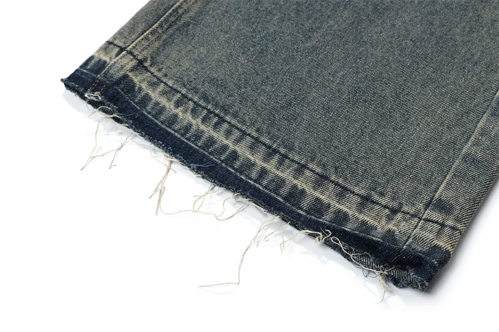 Title 10, Gewassen en versleten jeans met onafgewerkte zo...