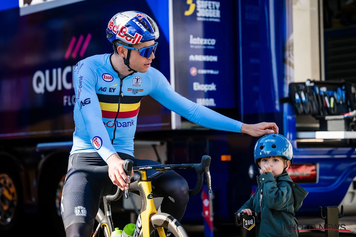 📷 Wout van Aert vertedert met zoontje Jerome op de arm op weg naar België